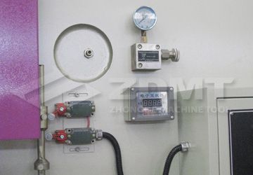 上滑塊行程電動調(diào)節(jié)，數(shù)字顯示.jpg