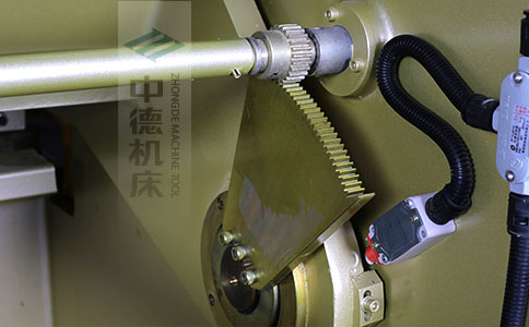 ZDS-450采用高精度刀片間隙調(diào)節(jié)齒輪，經(jīng)過淬火高硬度又耐磨，表面鍍鋅不生銹，長年累月使用依然有很高的調(diào)節(jié)精度.jpg