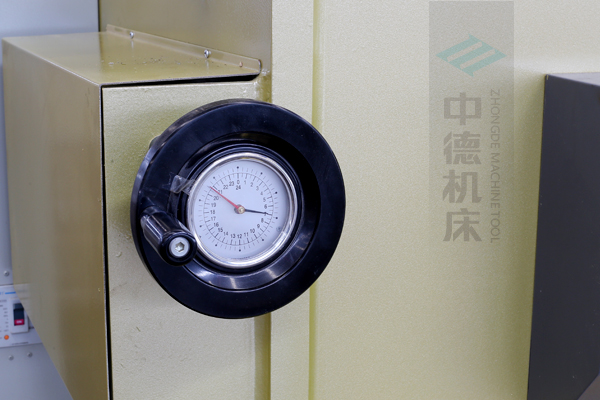 ZDG-632刀片間隙調(diào)節(jié)裝置，設(shè)置在機(jī)架前面，并有刻度顯示，調(diào)節(jié)方便.jpg