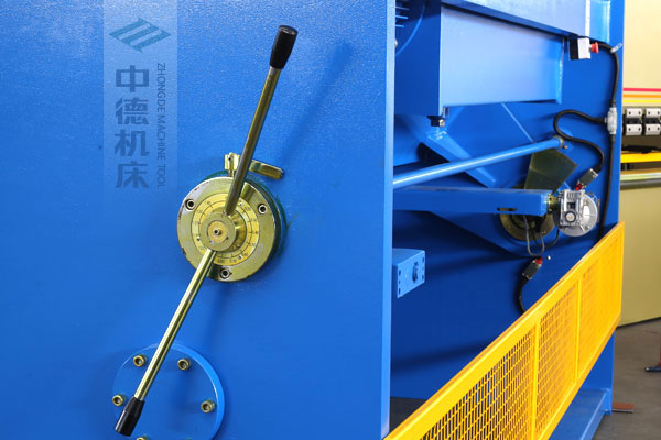 ZDSK-1632剪板機刀片間隙手動調(diào)節(jié)器，刻度清淅，調(diào)節(jié)省力又簡便.jpg