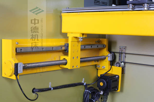 ZDPK-10032X軸配有滾珠絲桿及直線導(dǎo)軌，大功率伺服電機(jī)，鋼絲同步帶，能顯著提升X軸定位精度及速度