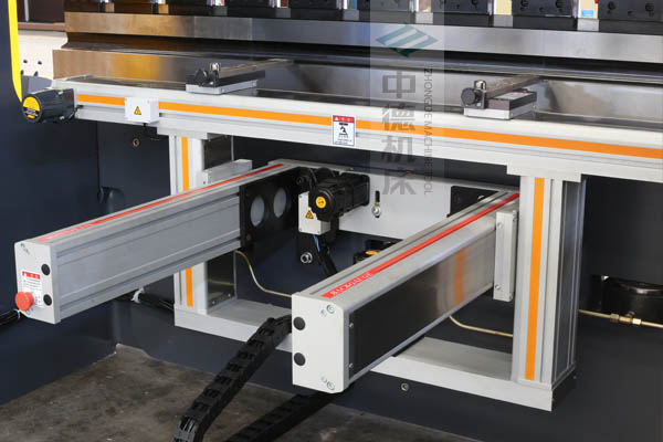 ZDPE8025-4+1軸全封套加強(qiáng)型鋁合金后檔料系統(tǒng)，內(nèi)有成套滾珠絲桿和直線導(dǎo)軌，精度高速度快噪音低.jpg