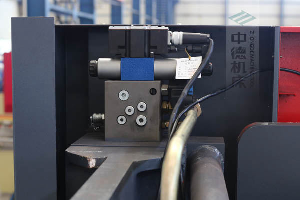 ZDPE8025采用進(jìn)口液壓系統(tǒng)，穩(wěn)定無故障，耐高溫高壓，持久工作精度高.jpg