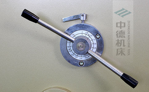 ZDS-640剪板機(jī)刀片間隙手動(dòng)調(diào)節(jié)器，刻度清淅，調(diào)節(jié)省力又簡便.jpg