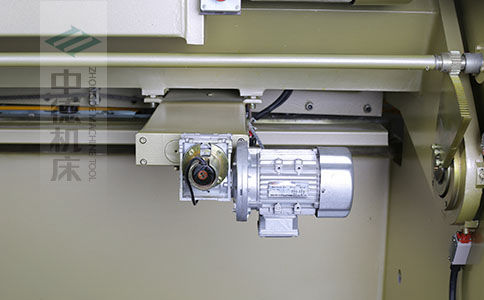 ZDS-640剪板機(jī)后檔料結(jié)構(gòu)，平行度高，并采用國內(nèi)一流品牌軸承，耐磨抗壓壽命長.jpg